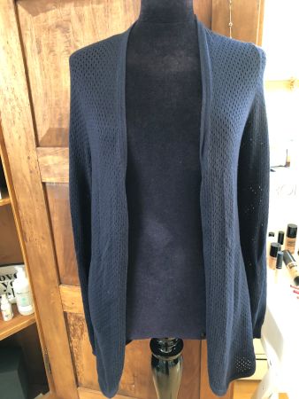 Damen Strickjacke dunkelblau offen getragen gebraucht