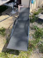 Chaise longue de jardin en osier synthétique noir