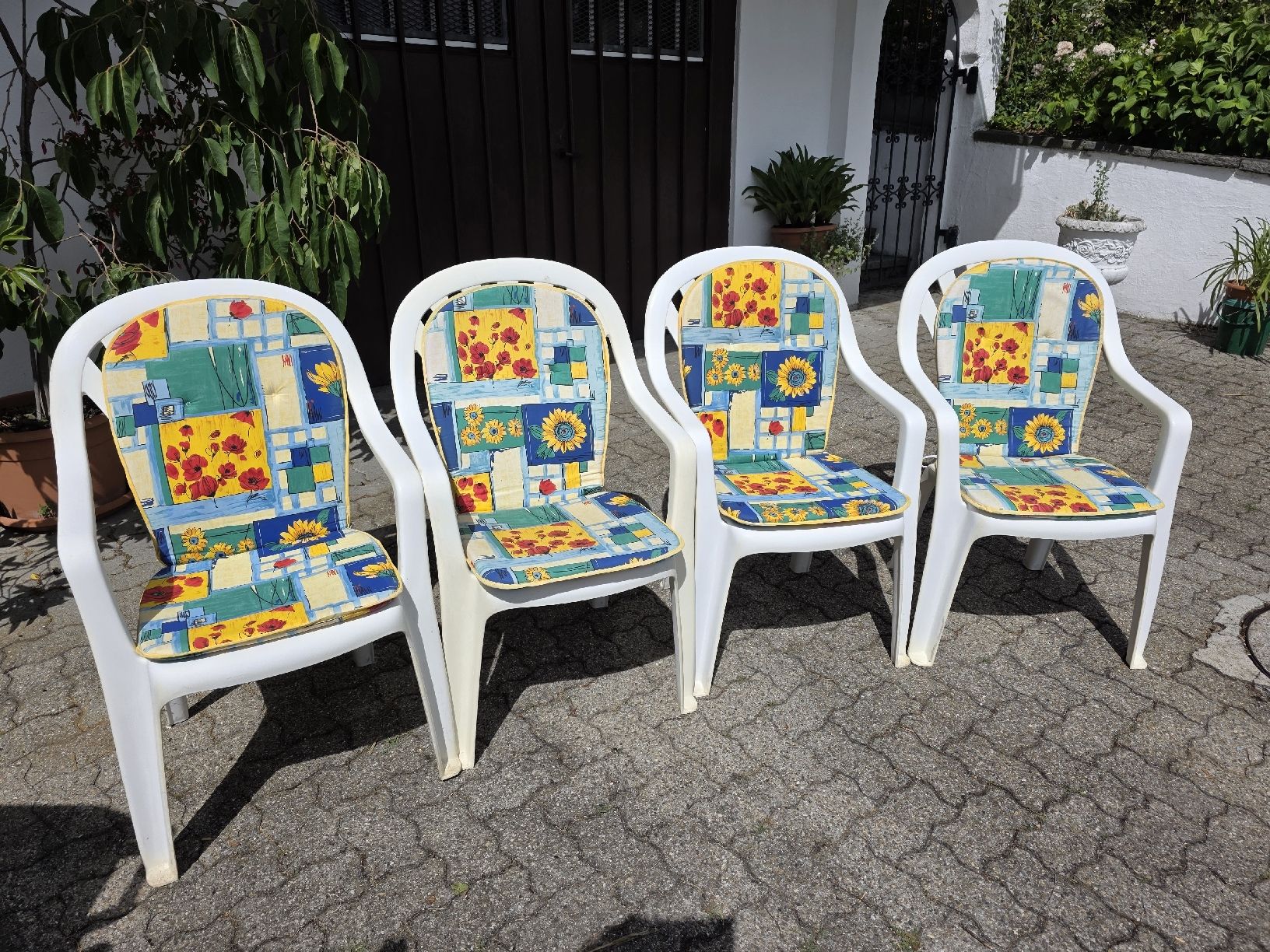 Sedie: 4 Plastic Garden Chairs with Cushions – Usato da Hinwil venduto da Ehretstock8