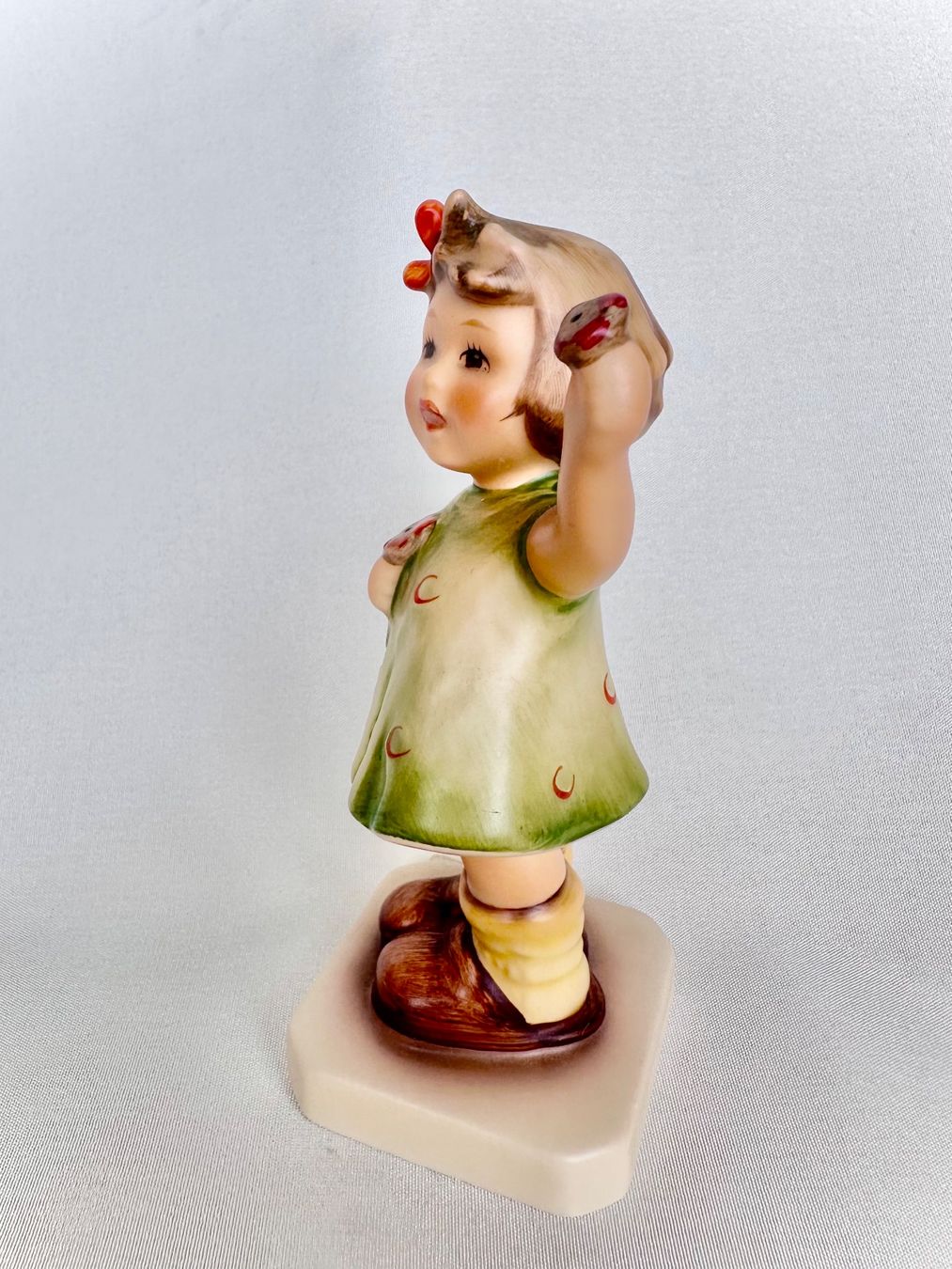 Hummel Statuette: Süsse Goebel Hummel Figur Mädchen mit Blumen – Usato da Steinen venduto da SputnikSweetheart 1