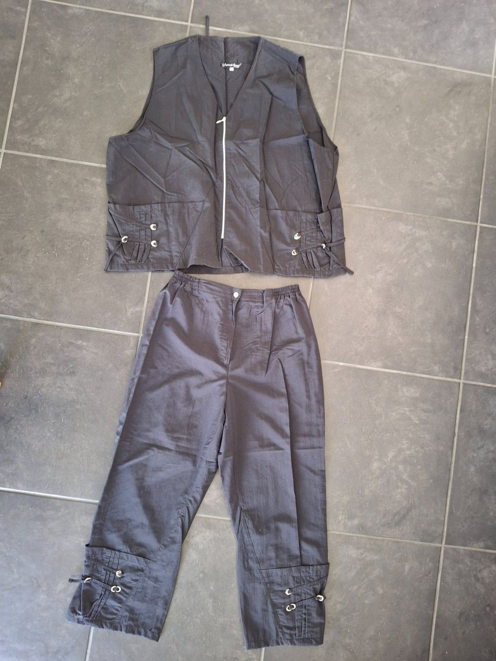 Lotti di vestiti: Schwarzes Set, Hose und Weste, Grösse 44/46 – Usato da WALTERSWIL SO venduto da thb_ybm8