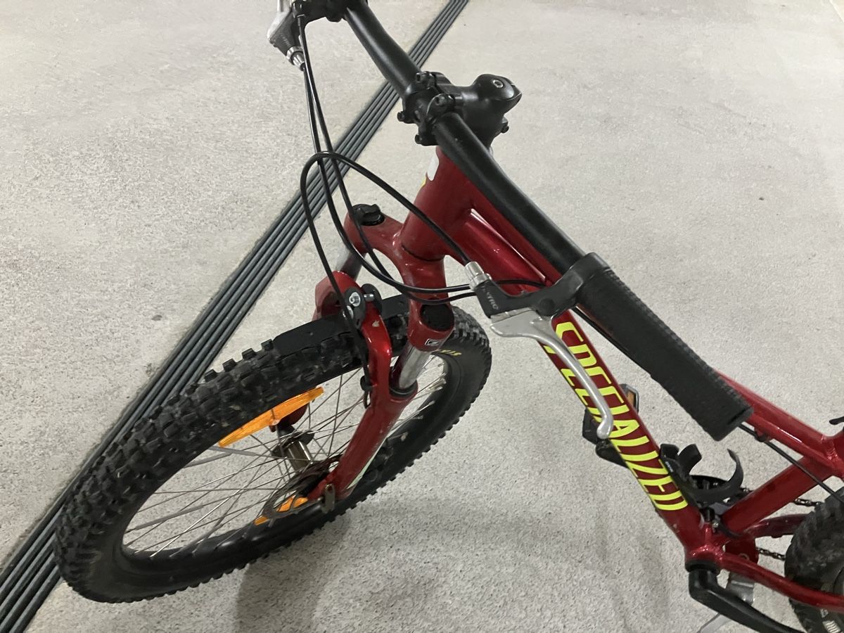 Specialized Vélos: Kinderfahrrad Specialized 24 Zoll – Défectueux à Spiez par Aubes 4