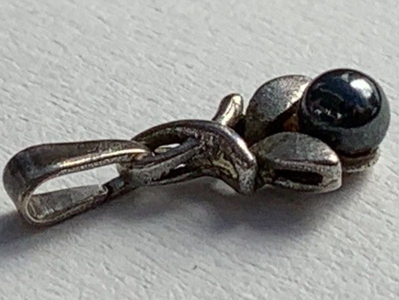 Anhänger: Silberanhänger Hämatit lorbeer mini – Gebraucht aus Dittingen von Bijoubelle