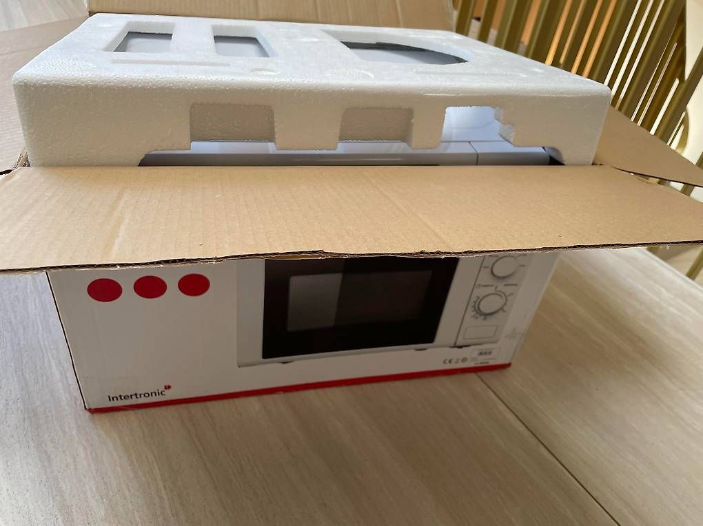 Forni: Micro-ondes en état neuf – Nuovo e nell'imballaggio originale da Geneve venduto da thauer 2
