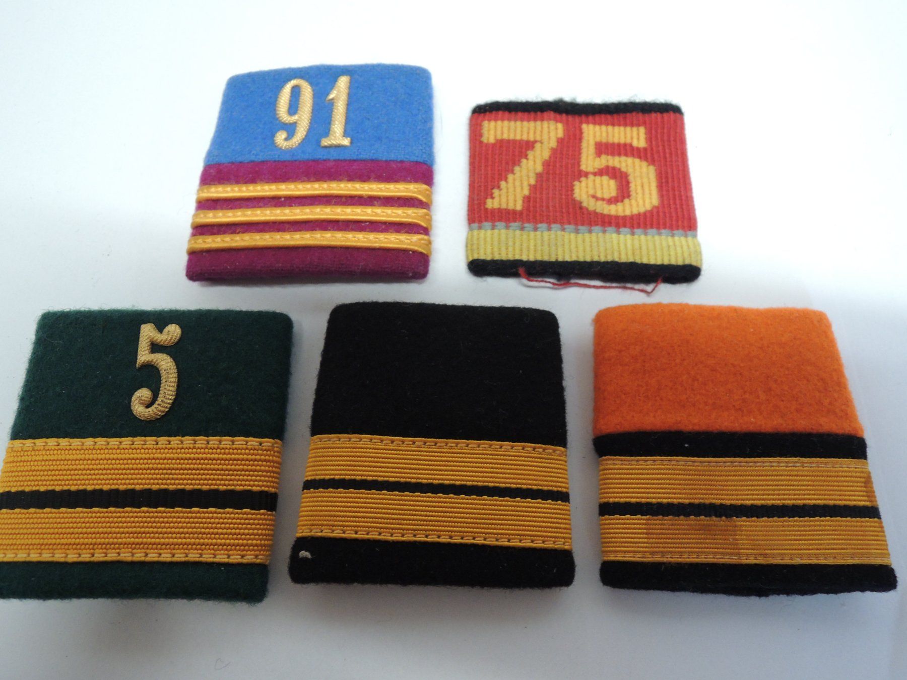 Schweizer Armee Uniformen: 5 einzelne Batten – Gebraucht aus Uznach von Othmar52