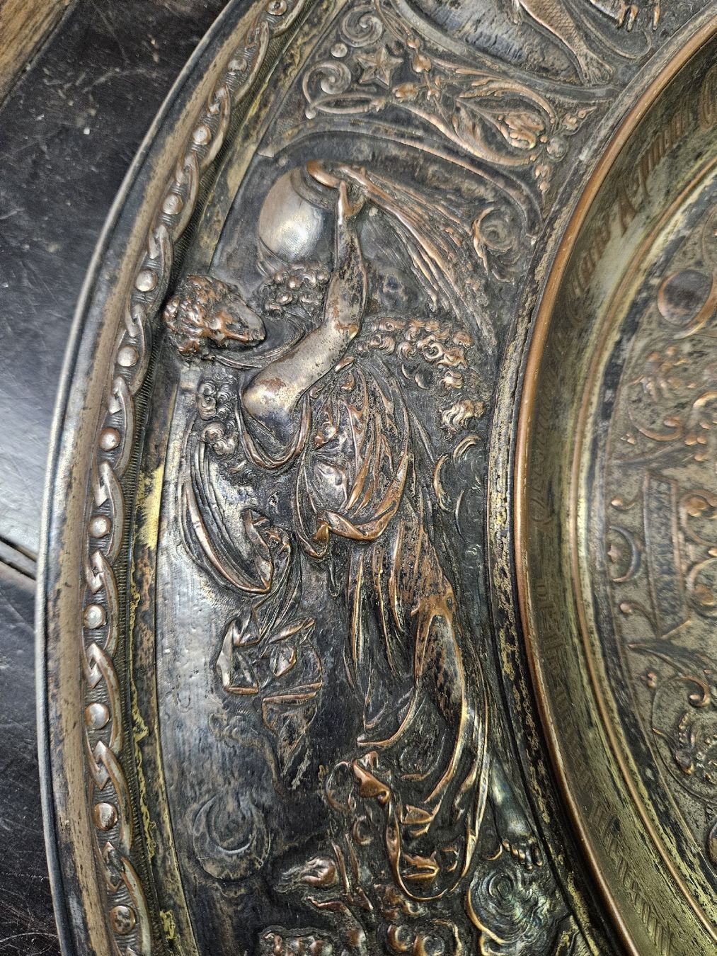 Sculture & Statue: platte teller skulptur 1872 – Usato da Schwellbrunn venduto da Omega-alpha 2