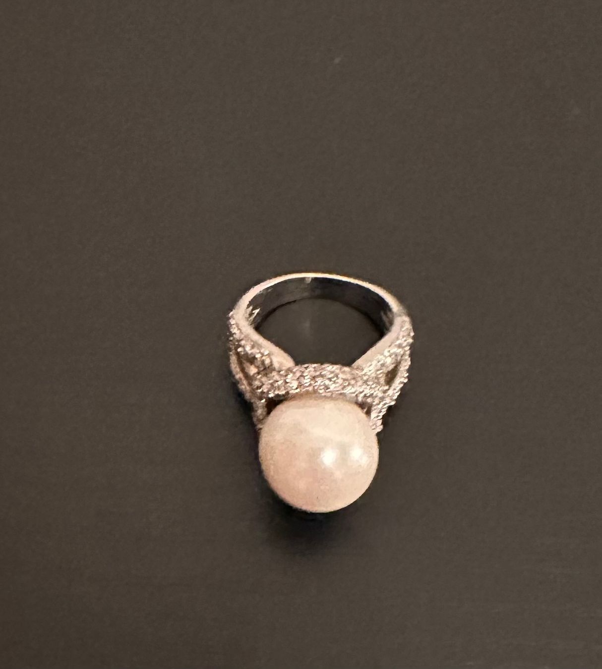 Anelli: Modeschmuck Ring mit 12 mm Perle und weissen Steinen – Usato da Emmenbrücke venduto da little.treasures 3