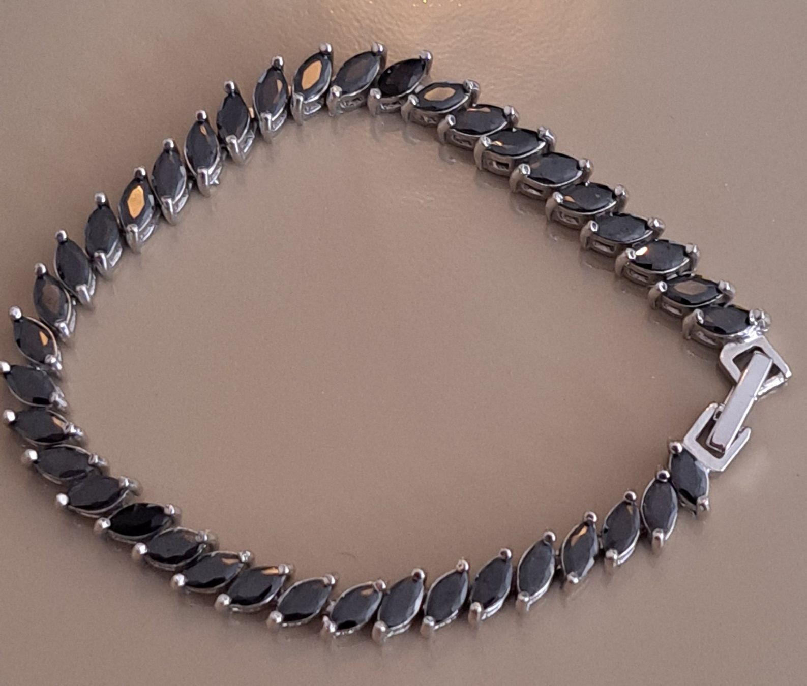 Armbänder & -reifen: Bracelet noir – Gebraucht aus Biel/Bienne von raf_2yqq