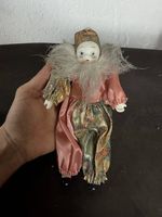 Porzellan-Harlekin-/Clown-Puppe mit Federkragen, 19cm 