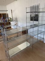 Gestell aus Metall, silbrig, mit Tablaren aus Glas
