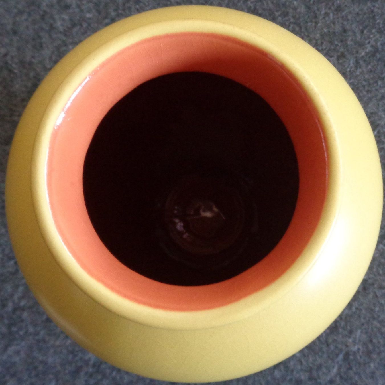 Vase & Récipients: HOHE GELBE VASE – D'occasion à Lausanne par kiliman73 1