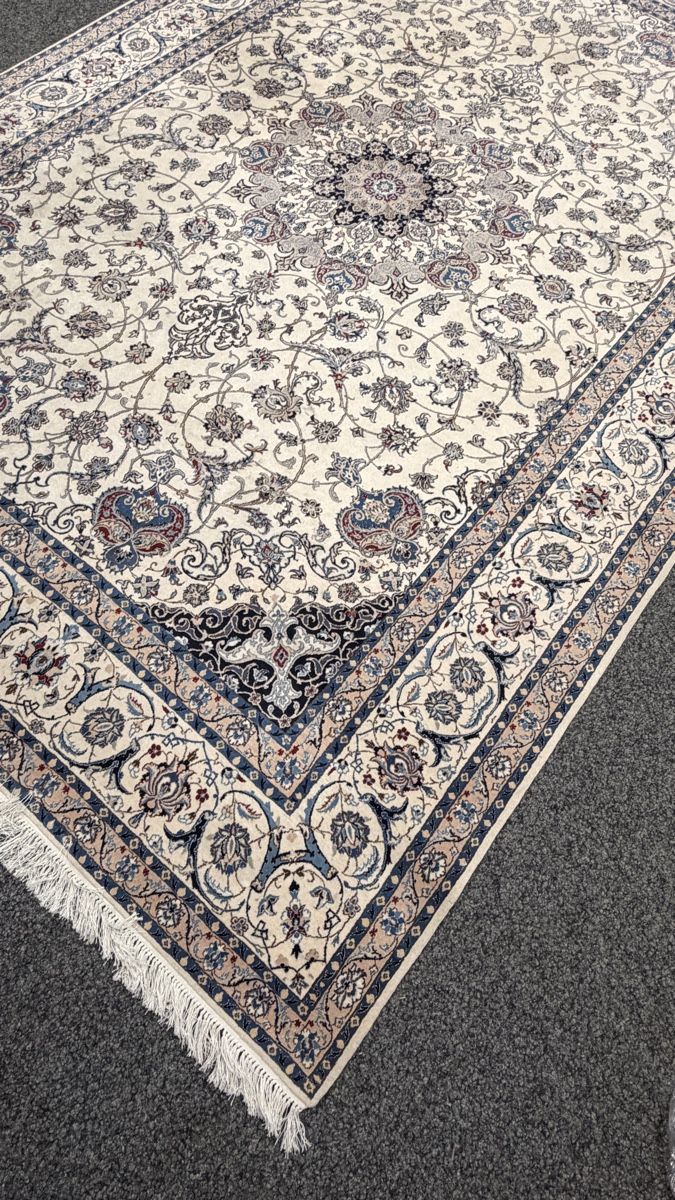 Teppiche: GHOM Seide Orientteppich mit Blumenmuster hellblau beige – Gebraucht aus Reinach BL von BachoferRaeumungen 2
