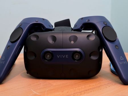 HTC Vive Pro 2 Full Kit - Virtual Reality