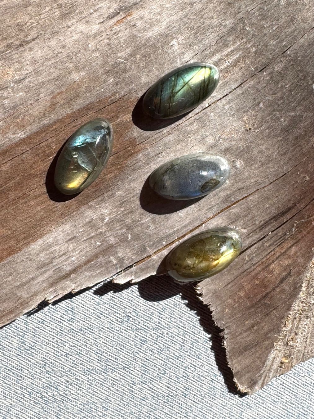Mineralien & Heilsteine: 4 exclusive leuchtende grosse Labradorit Cabochons   oval – Neu und originalverpackt aus Leuggern von gemshow 1