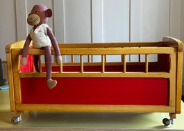 Puppenbettli, Holz, rot, auf Rollen, vintage, top!