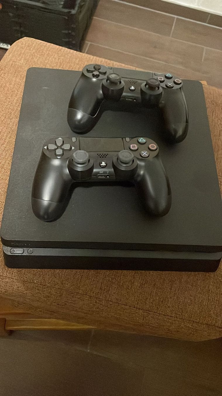 Console: Playstation 4  - Konsole mit 2 Controller! – Usato da Lenzburg venduto da leccese08