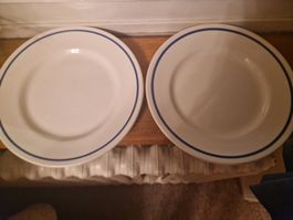 2 schöne weisse Teller mit blauem Rand