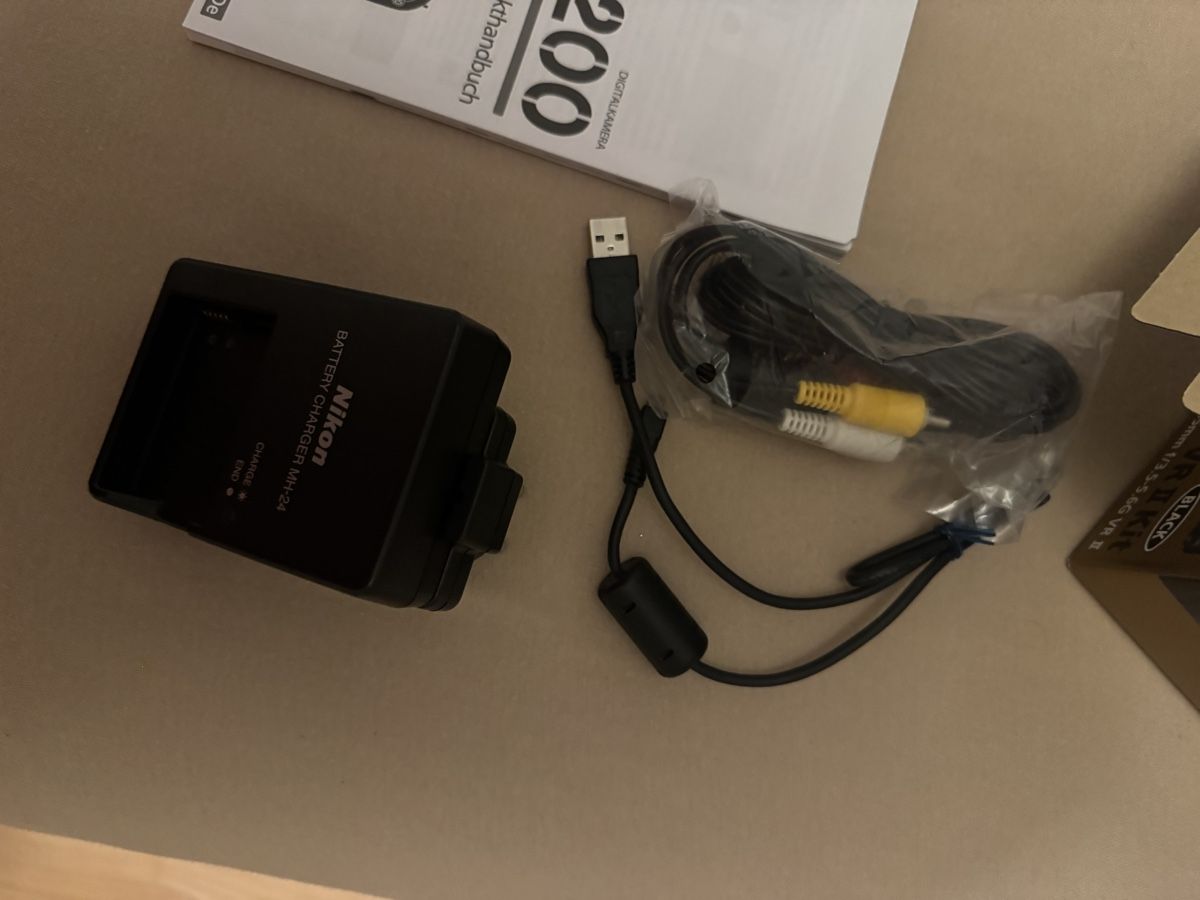 Nikon Fotocamera: Nikon D5200 Kit guter Zustand – Usato da Berneck venduto da sin_y2pb 4
