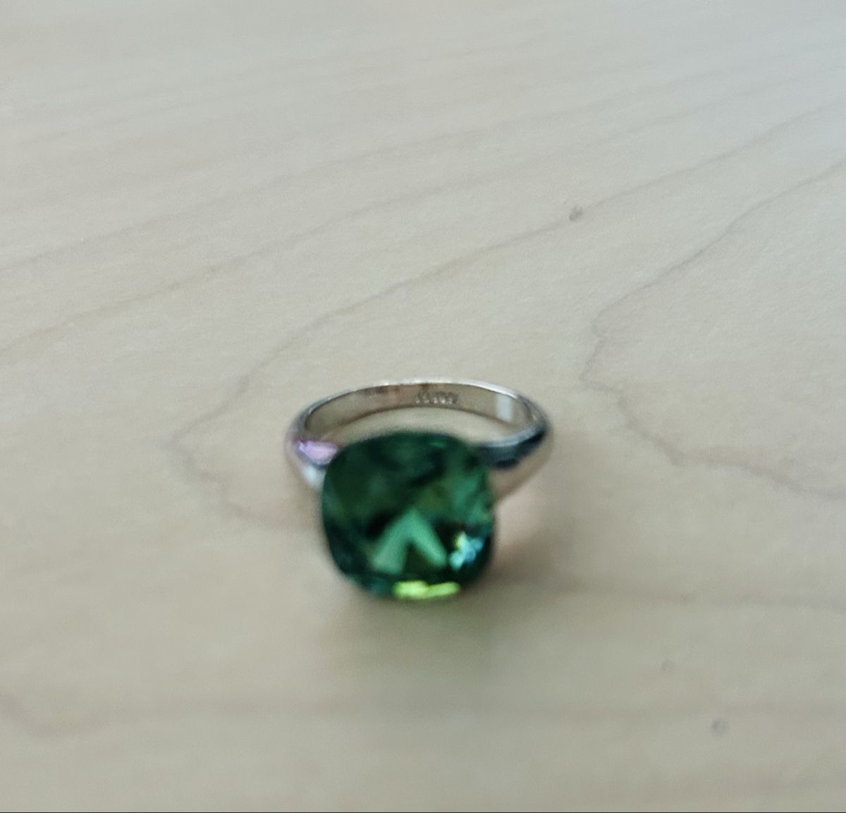 Ringe: Ring mit grünem Stein – Neu (gemäss Beschreibung) aus Schwyz von lookatit