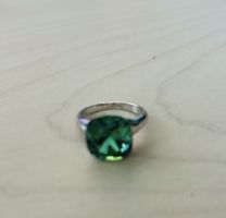 Ring mit grünem Stein