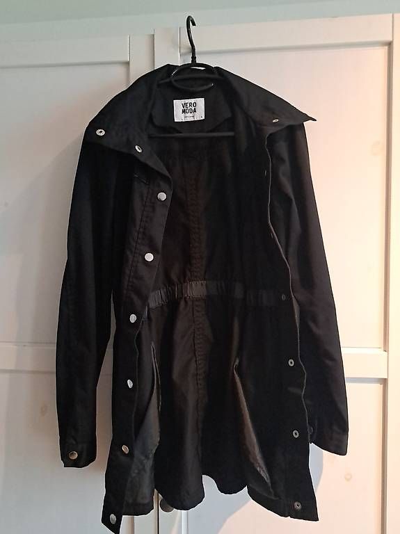 Vero Moda Giacche: Leichte schwarze Stoffjacke in Grösse M – Usato da Schmerikon venduto da Nicole0120 1