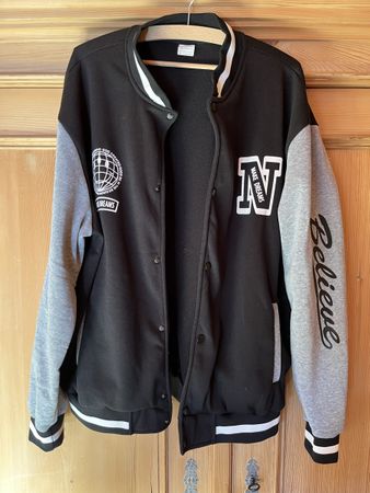 Coole College Jacke "Believe" Gr. XL schwarz/grau