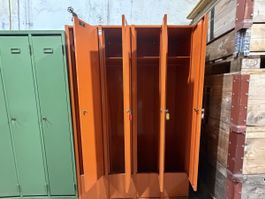 Grosser Industrie-Garderobenschrank / Metallschrank in auffä