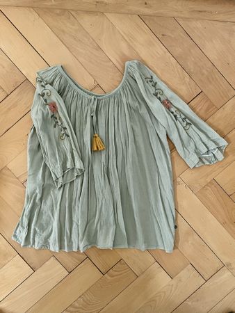 Bluse mit Stickerei