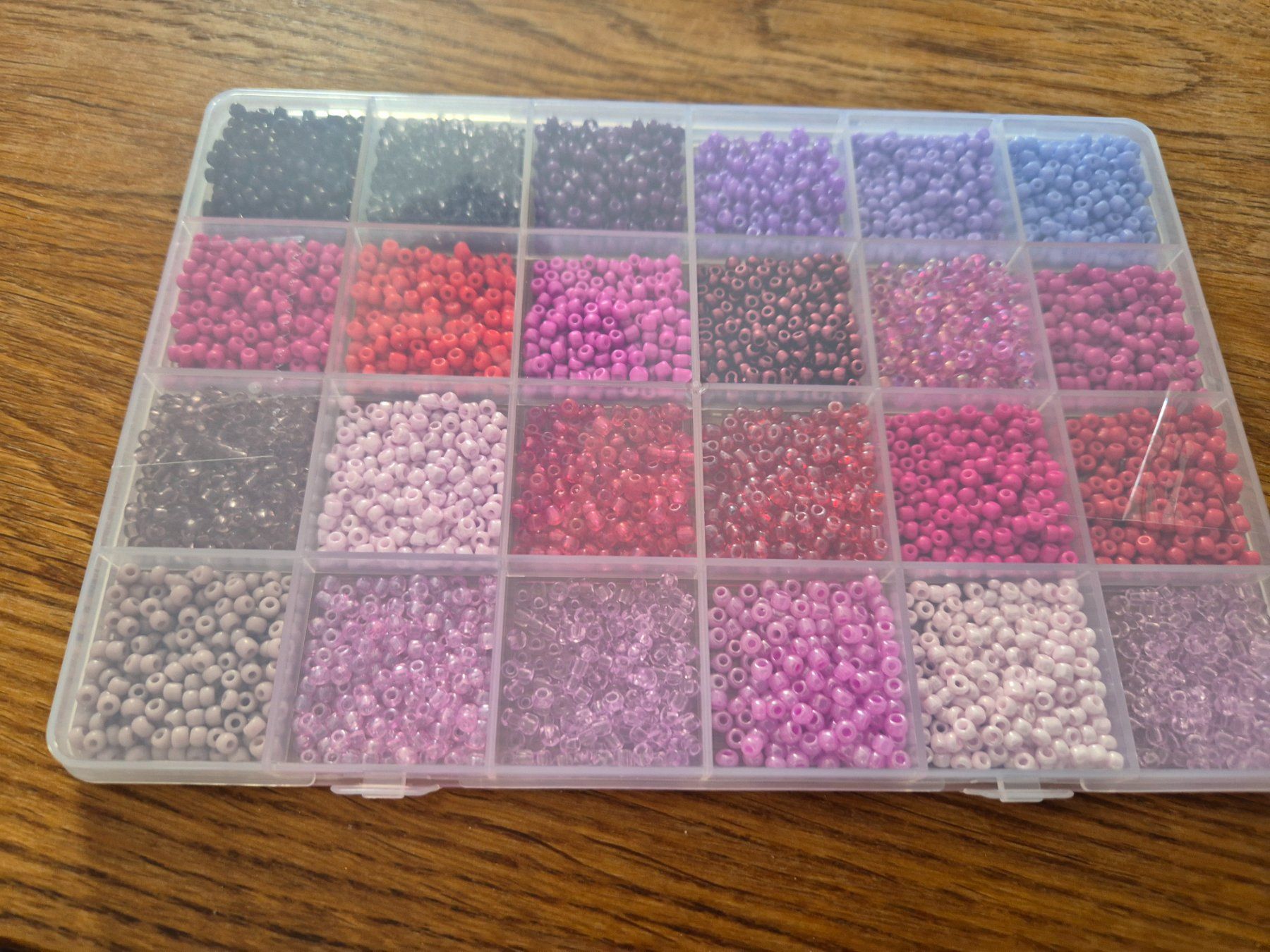 Perle (finte): Rocailles Perlen, 24 versch. Farben – Nuovo e nell'imballaggio originale da Läufelfingen venduto da Netti04 4