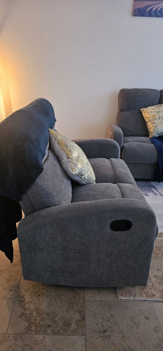 Divani: Gray 2 seater reclining couch – Nuovo (secondo la descrizione) da Zürich venduto da wwi_6dxm 2