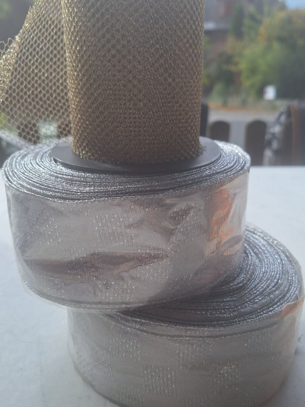 Dekobänder: 3 ROLLEN GESCHENKBAND IN SILBER/ GOLDFARBEN – Gebraucht aus Huttwil von Kunterbuntli