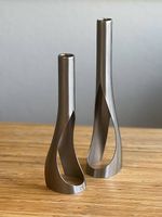 SCULPTURE AUERHAHN/ WMF Set: 2 Kerzenständer aus Edelstahl