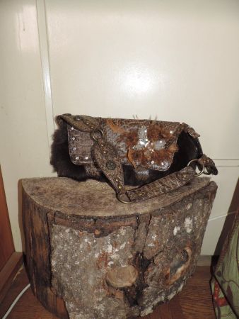 sac à main brun avec poil et strass