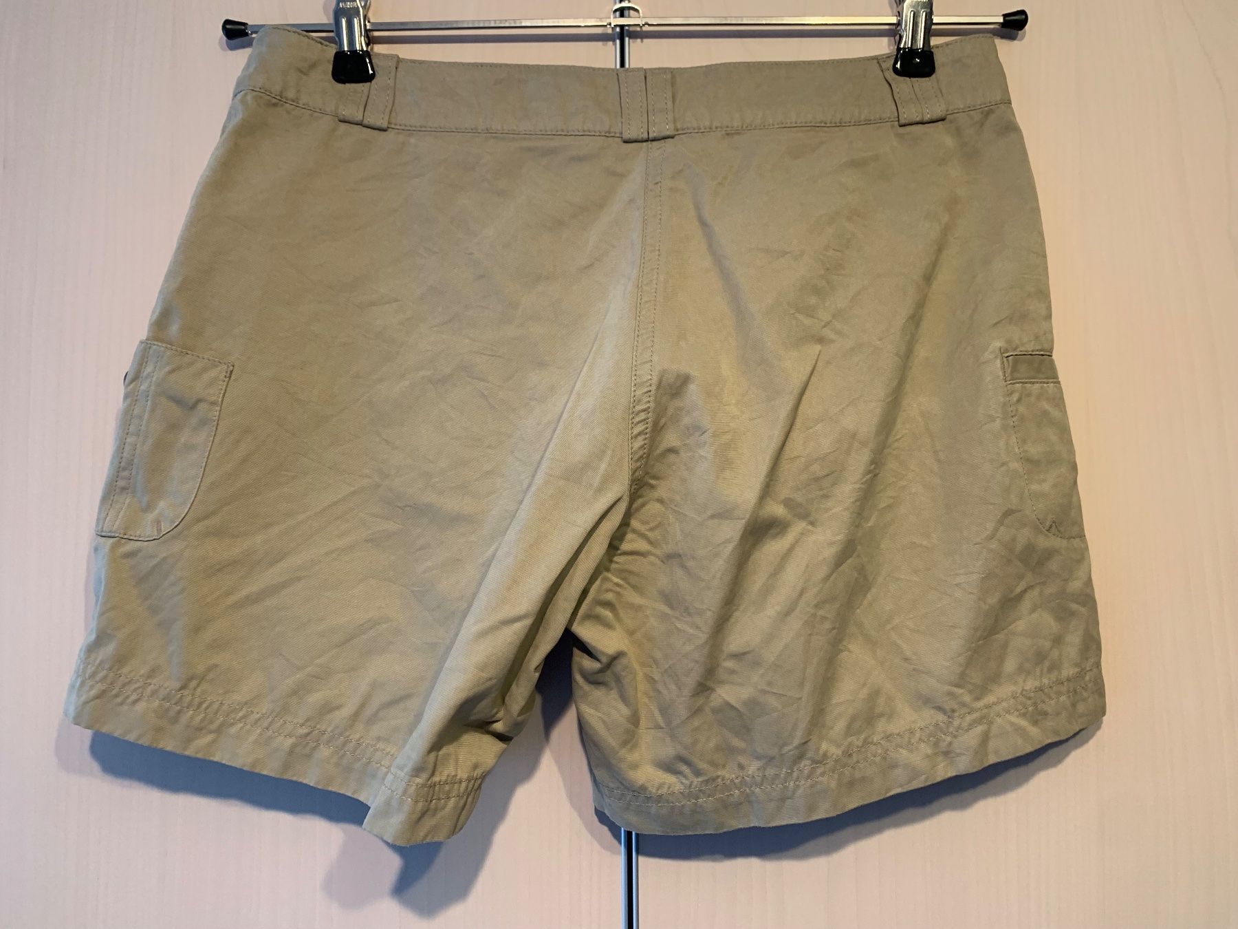 Pantaloni: Khaki Shorts mit Blumenmuster, Grösse 38 – Usato da Rosshäusern venduto da MiJoDoOl 2