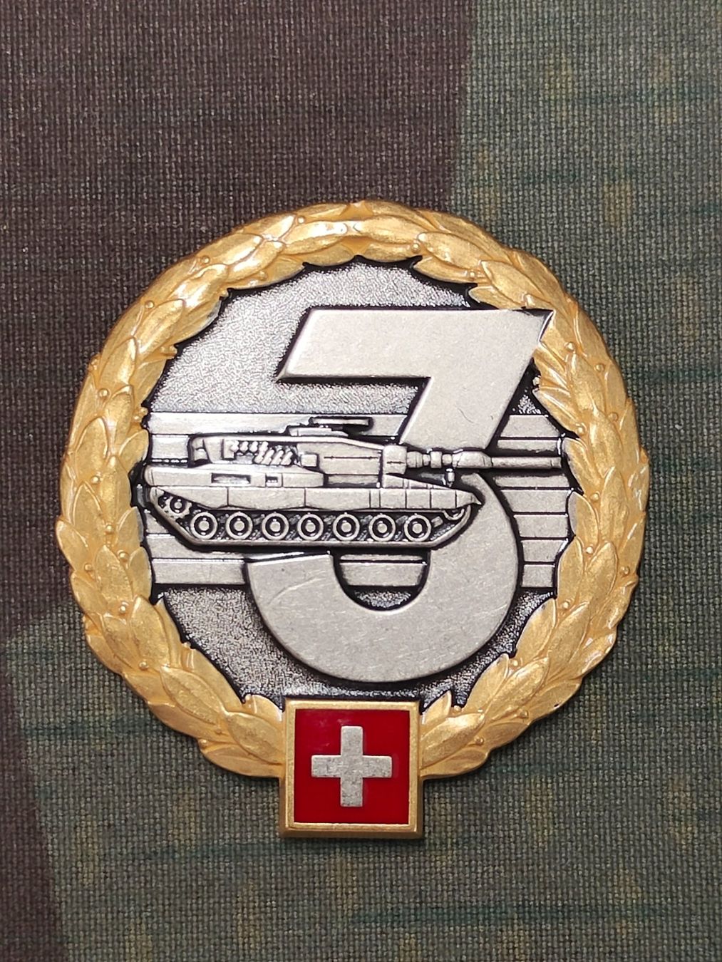 Schweizer Armee Plaketten & Abzeichen: Béretemblem Panzerbrigade 3 Goldkranz – Gebraucht aus Bauma von SwissMilitaria
