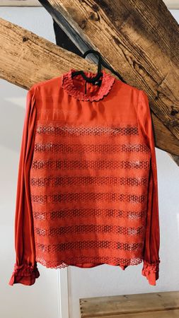 Damen Bluse von Maje rot mit Spitzenbesatz Grösse 36