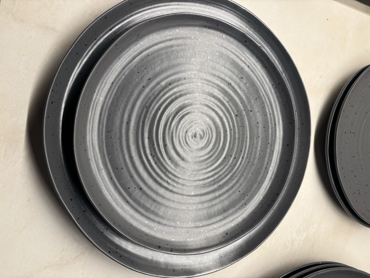 Set di piatti: Modern Grey Tableware Set with 8 Plates (4 Large, 4 Small) – Usato da Zürich venduto da cha_jz8q 1
