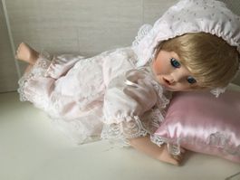 Petite poupée en porcelaine