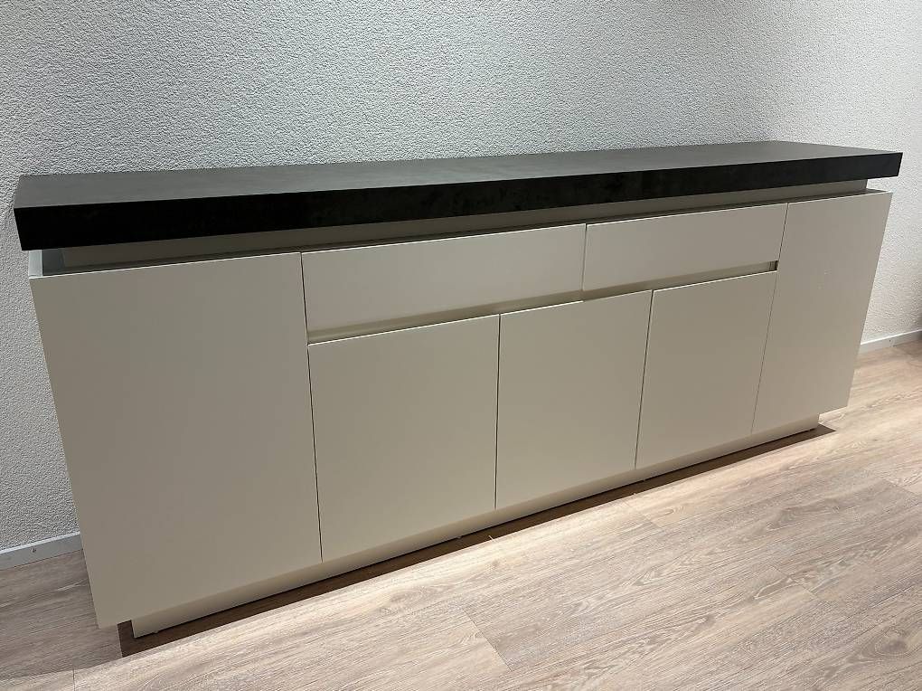Cassettiere: Modernes Sideboard 200cm weiss/beton – Usato da Rombach venduto da lucamattei