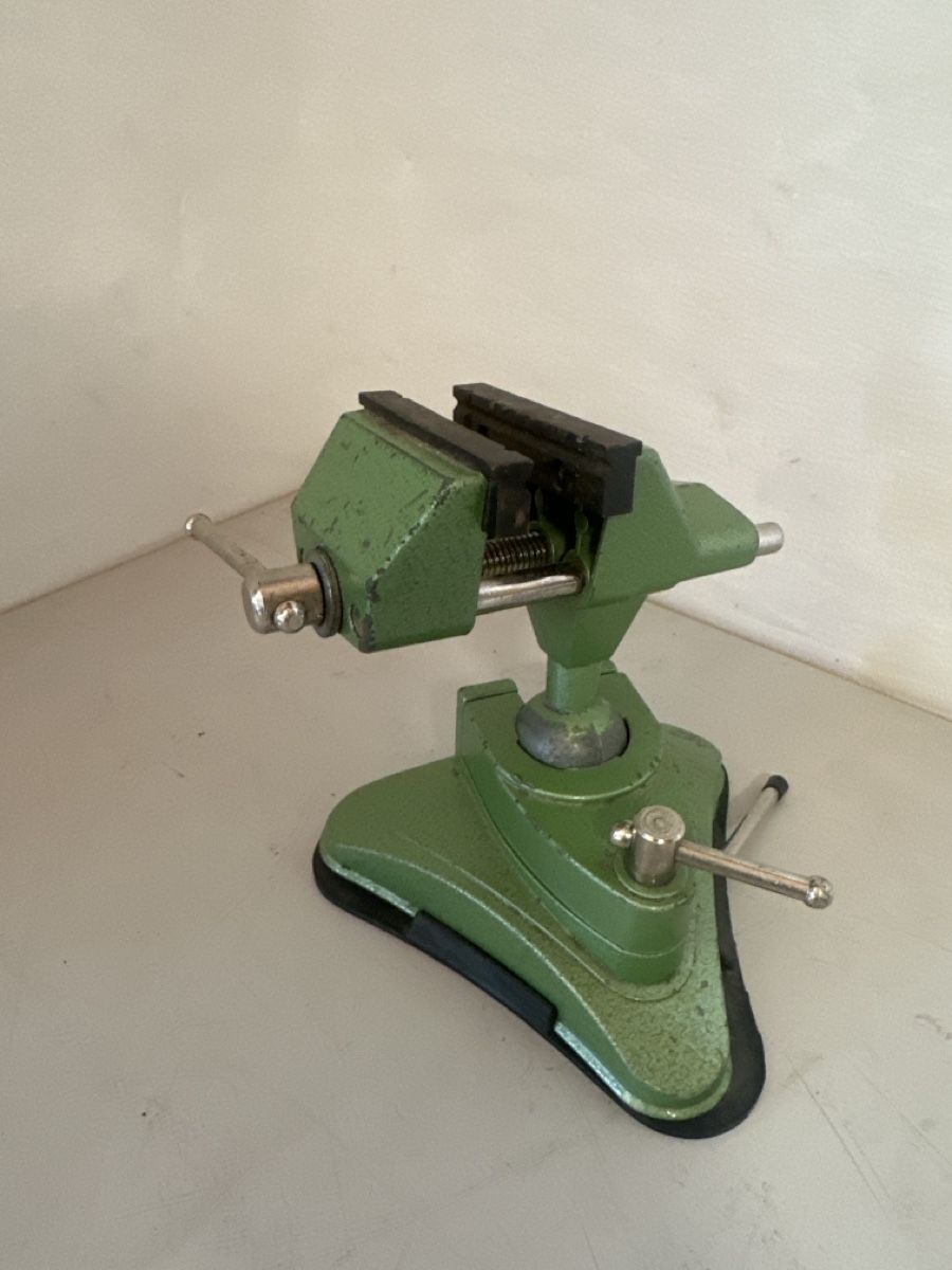 Tous les outils: Mini Vise green suction base used condition – D'occasion à Elsau par MANWITHVAN 1