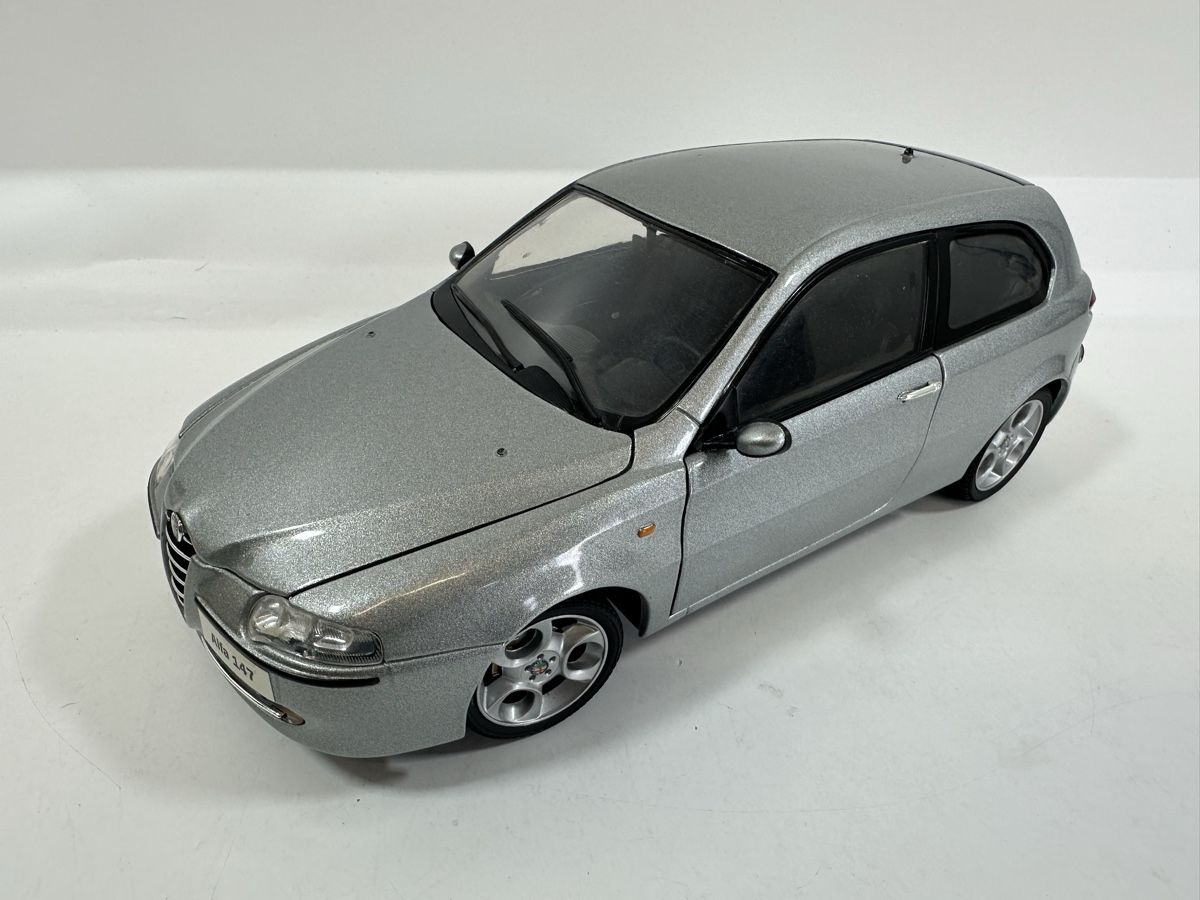 Alfa Romeo Modellini d'auto: Alfa Romeo 147 1:18, silber, RICKO – Usato da Zofingen venduto da rf9_x2xt 1