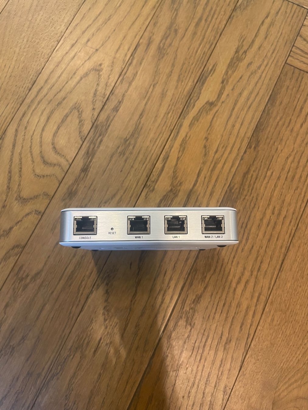 Componenti elettronici: Ubiquiti UniFi Sécurity Gateway – Nuovo (secondo la descrizione) da Sion venduto da Bang-OlufsenSion 3