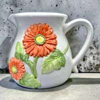 Ancien pichet en barbotine motif floral. Italie années 20/30