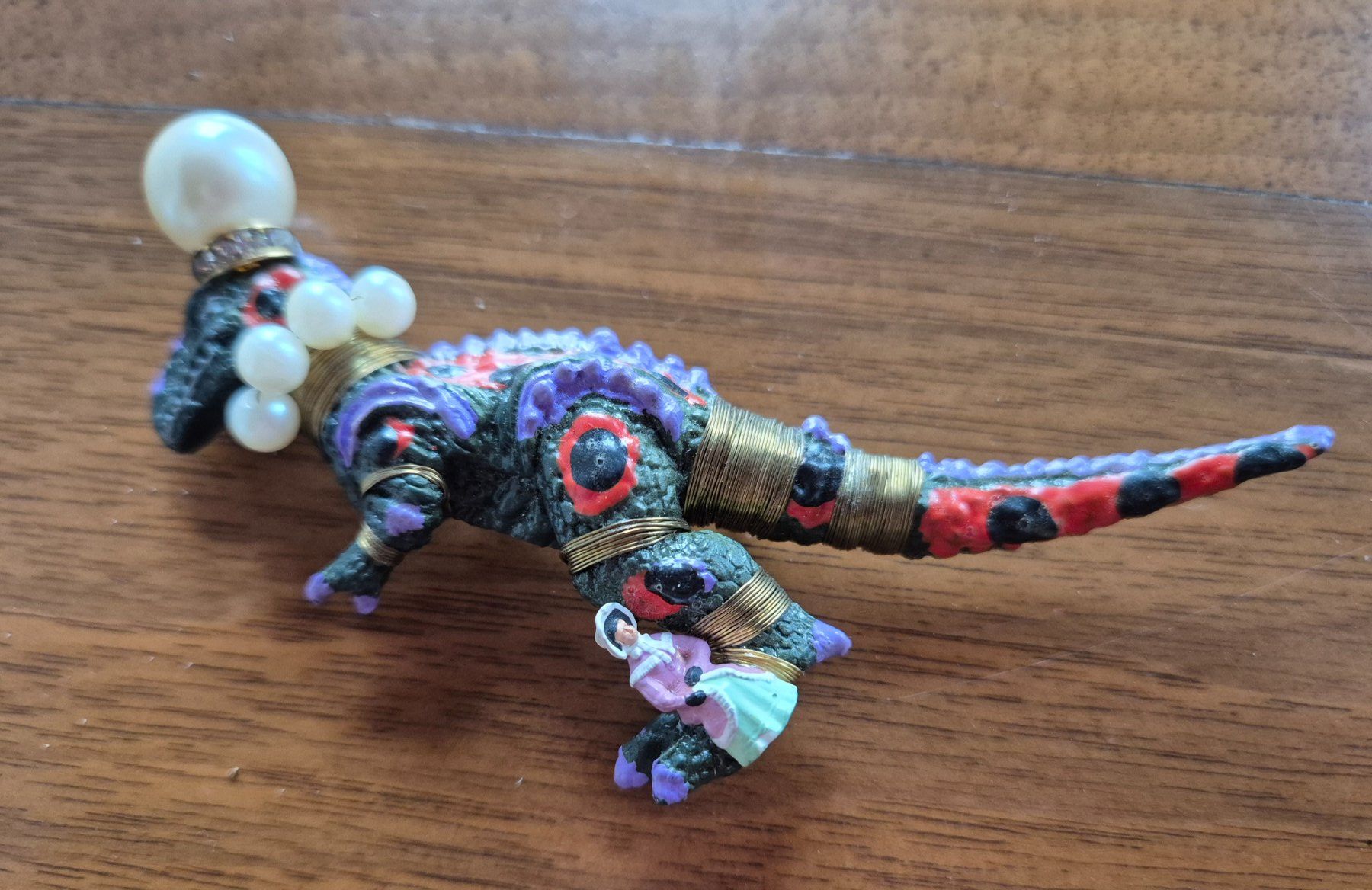 Broschen & Nadeln: Brosche Dino-Figur mit Perlen, Yuta Pasch signiert – Neu (gemäss Beschreibung) aus St. Gallen von limonaden