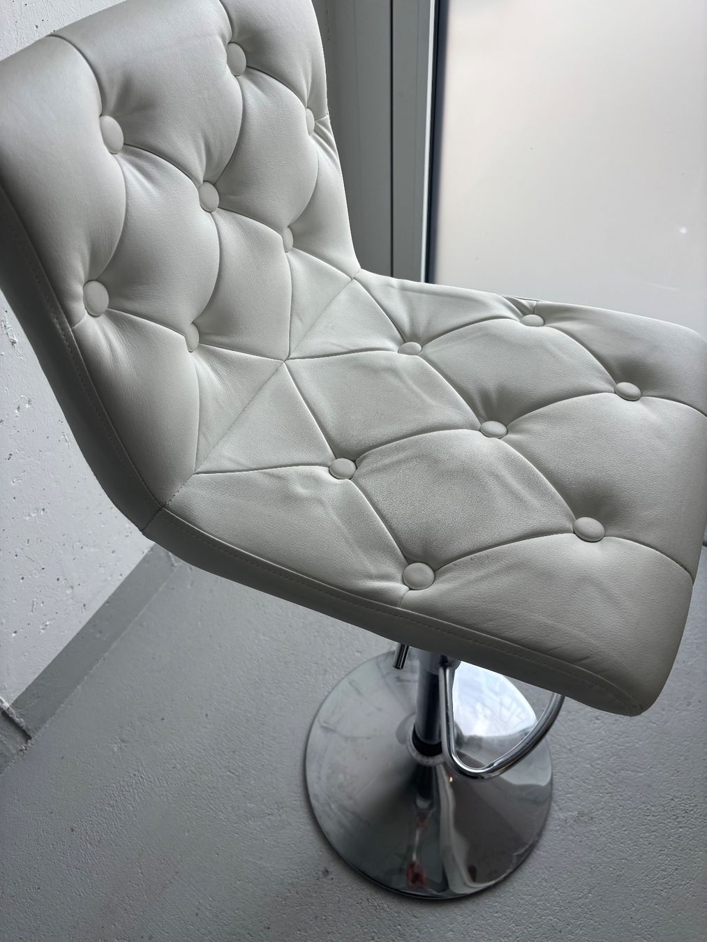 Hocker: Weisser Barhocker mit Knopfdesign, Top Zustand, ein Hingu... – Gebraucht aus Stetten AG von d.r82 4