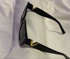Sonnenbrille, schwarz mit Gold Details