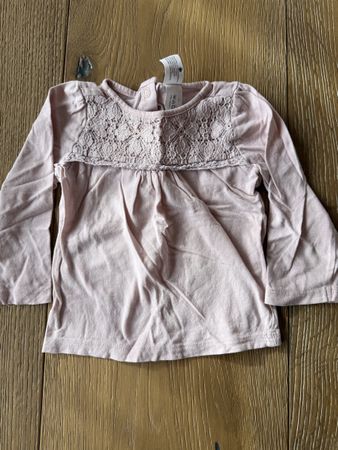 Herziger Pullover mit Spitzen-Applikation in Grösse 68/74