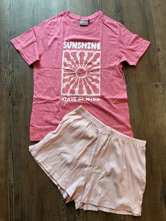 Schönes Pyjama Gr. 134/140, Neu