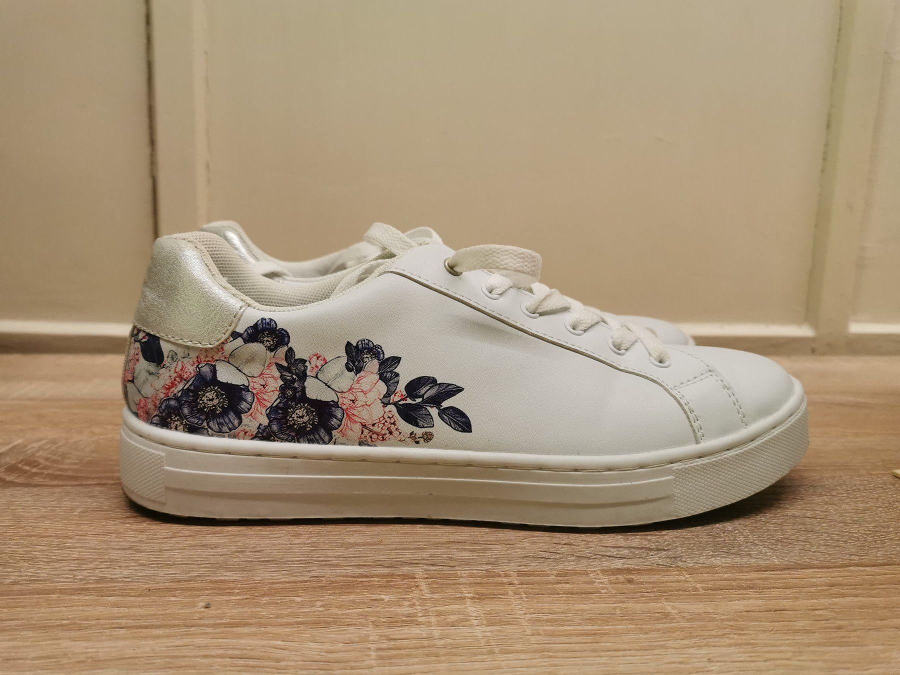 Scarpe da donna: Sneaker mit Blumenmuster – Usato da Steinen venduto da aislynn 2