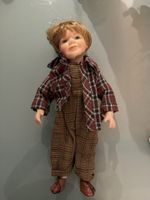 Hübsche Porzellanpuppe Junge, Herbst-Look, Top Zustand!